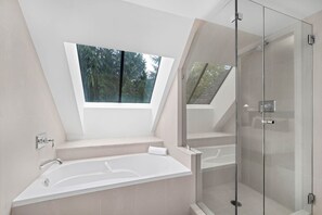 Badewanne, Haartrockner, Handtücher
