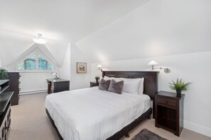 3 quartos, escrivaninha, ferros/tábuas de passar roupa