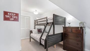 3 makuuhuonetta, työpöytä, silitysrauta/-lauta, ilmainen Wi-Fi