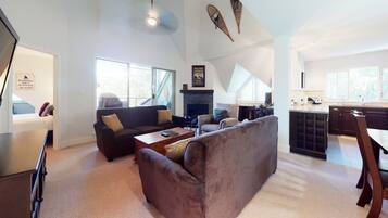 Smart TV, fireplace