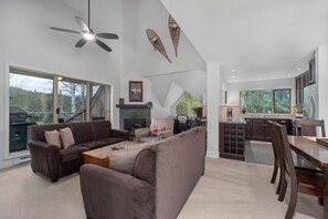 Een smart-tv en een open haard