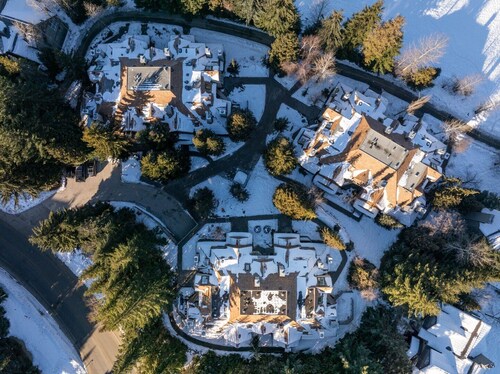 3BR | Gleneagle | Soaker Tub w/ Skylight | Wood Burning Fireplace | Big Mudroom