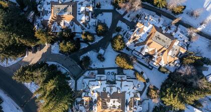 3BR | Gleneagle | Soaker Tub w/ Skylight | Wood Burning Fireplace | Big Mudroom