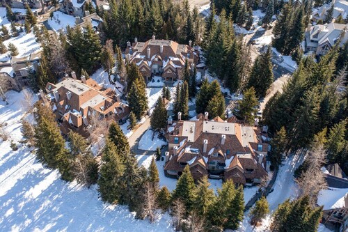 3BR | Gleneagle | Soaker Tub w/ Skylight | Wood Burning Fireplace | Spacious