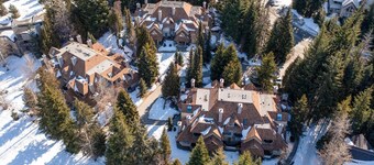 3BR | Gleneagle | Soaker Tub w/ Skylight | Wood Burning Fireplace | Spacious