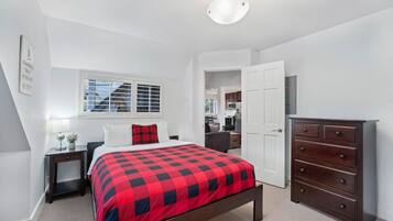 3 bedrooms, desk, iron/ironing board, free WiFi