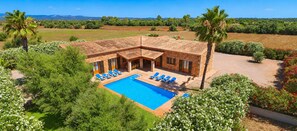 A villa with a swimming pool, lounge chairs, and a garden. - Can Mates Nou 404 fantastic finca with private pool, terrace, ping pong and air conditioning. (Campos)