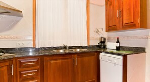 Frigorífic, microones, forn i placa de cuina 