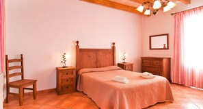 4 slaapkamers, een strijkplank/strijkijzer, gratis wifi, beddengoed