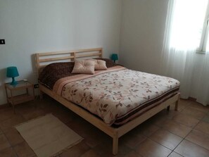 3 chambres, bureau, fer et planche à repasser, lit parapluie