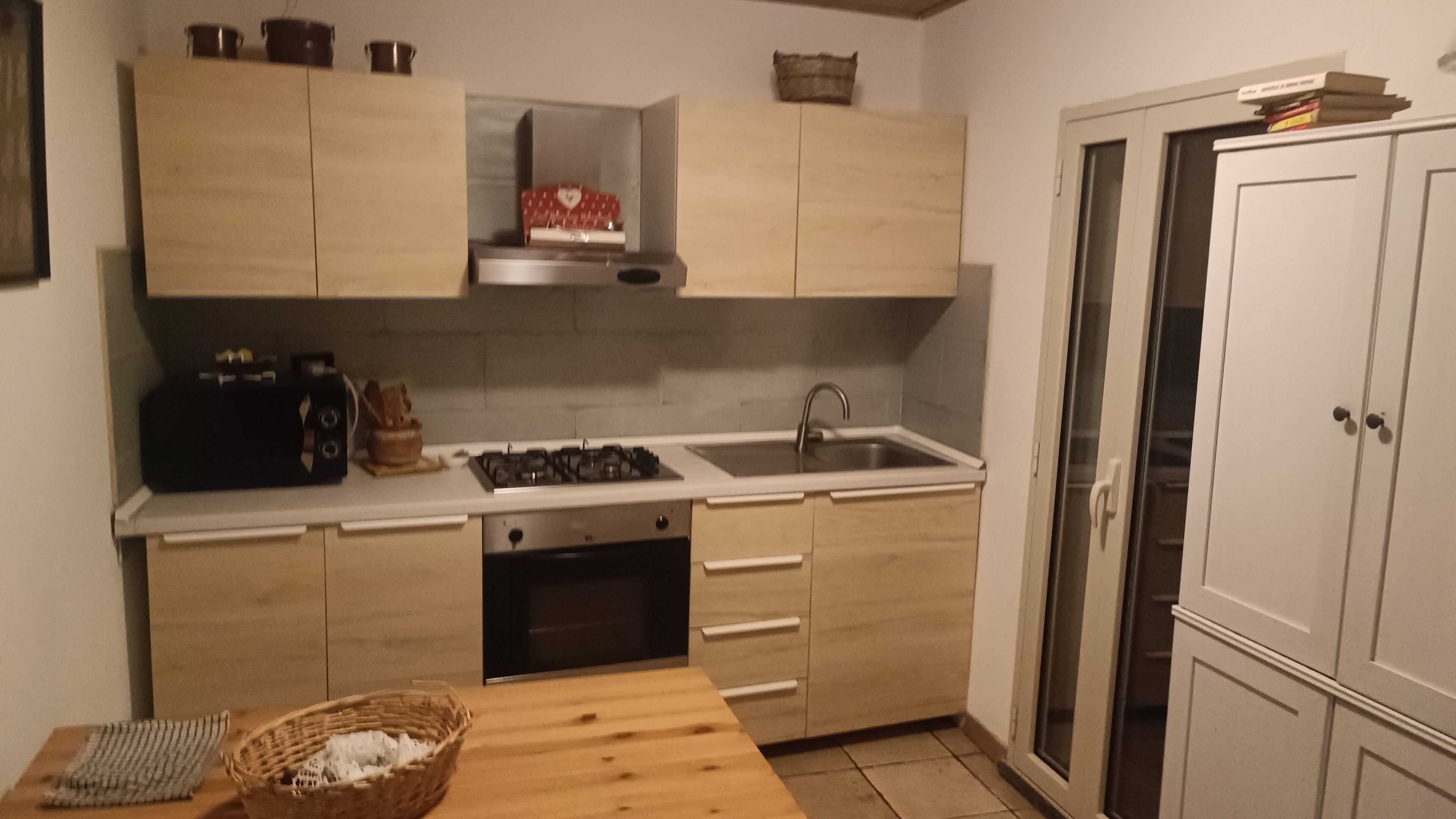 Frigorifero, microonde, forno, piano cottura