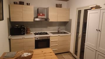 Jääkaappi, mikroaaltouuni, uuni, liesi