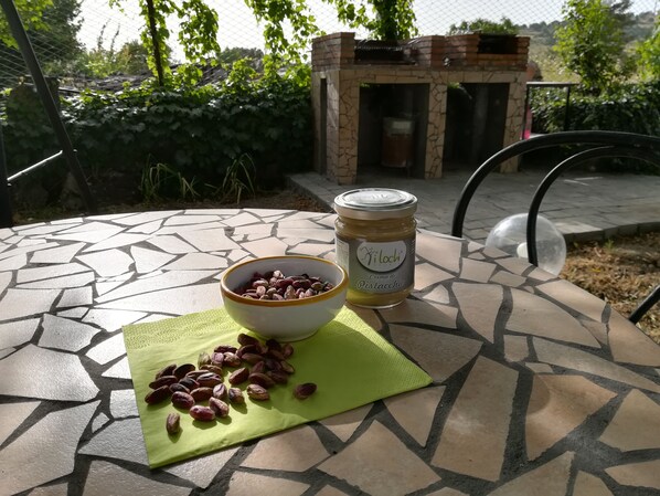 Outdoor dining - Etna, sage and rosemary (Maletto)