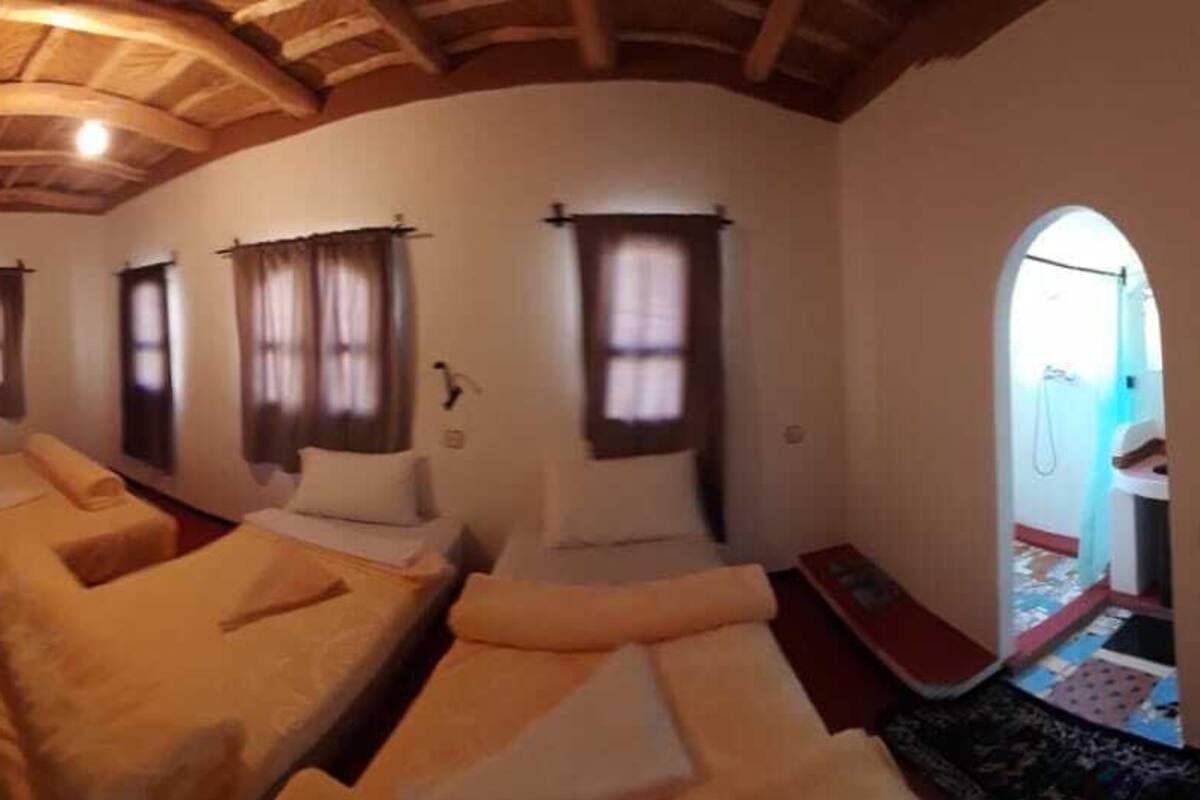 Family Room | Desk, WiFi (free), bed sheets