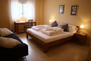 5 habitaciones, escritorio, tabla de planchar con plancha y wifi