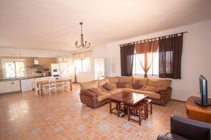 Televisie, een open haard en tafelvoetbal