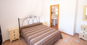 3 slaapkamers, een strijkplank/strijkijzer, gratis wifi, beddengoed