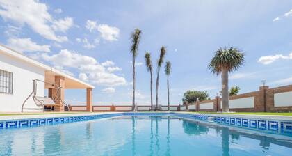 Kuuban Villa Miraflores. Suuri huvila uima-altaalla ja ilmastointi