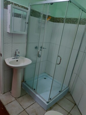 Douche, serviettes fournies, papier toilette