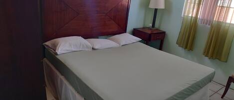 1 slaapkamer, een strijkplank/strijkijzer, reisbedje, gratis wifi