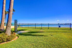 المنطقة المحيطة بالمنشأة