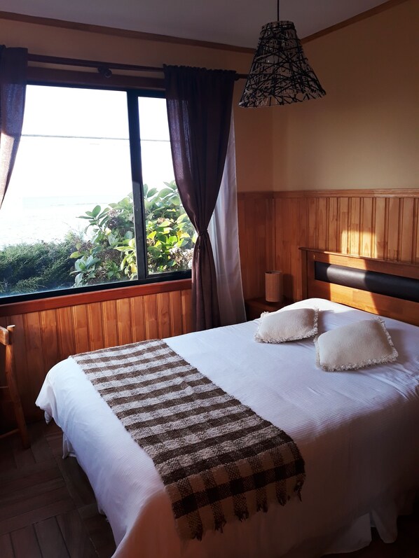 Down duvets, individually decorated, individually furnished, free WiFi - Hotel Complejo Turistico Los Alamos (Puerto Montt)