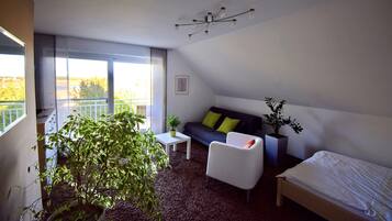 Fernseher, DVD-Player, Bücher, Stereoanlage