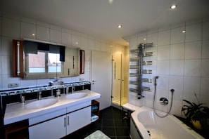 Combined shower/bathtub, hair dryer, bathrobes, slippers - Mod. Apartment 75 m² (Markt Erlbach)