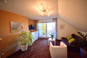 Fernseher, DVD-Player, Bücher, Stereoanlage