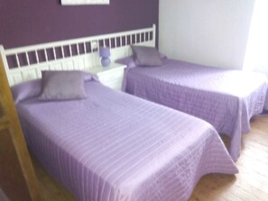 Traditional House, 4 Bedrooms | 4 bilik tidur, seterika/papan seterika, Wi-fi percuma, cadar katil 