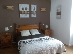 4 bedrooms, iron/ironing board, free WiFi, bed sheets