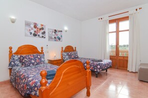 3 slaapkamers, een strijkplank/strijkijzer, gratis wifi, beddengoed