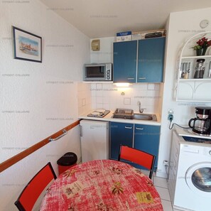 Fridge, microwave, oven, stovetop - 4RB67 - Apartment with sea view (COLLIOURE)