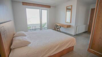 3 bedrooms, desk, iron/ironing board, WiFi