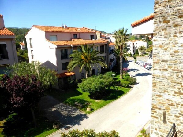 Property grounds - 4PA109 - Apartment with swimming pool and parking (COLLIOURE)