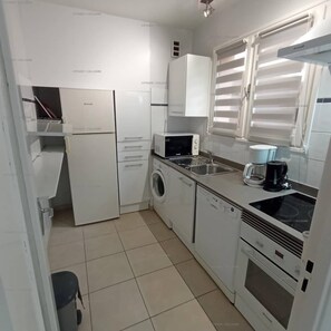 Fridge, microwave, oven, stovetop - 4HC65 - Sea view apartment with swimming pool (Collioure)