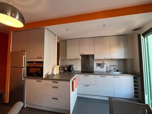 Fridge, oven, stovetop, dishwasher - 4EGA41 - Superb F3 in the city center (COLLIOURE)