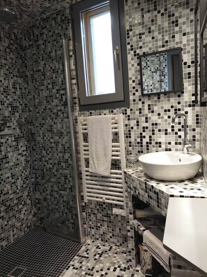 Shower, hair dryer, towels - 4EGA41 - Superb F3 in the city center (COLLIOURE)
