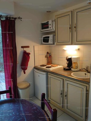 Een koelkast, een microgolfoven, een oven, een kookplaat