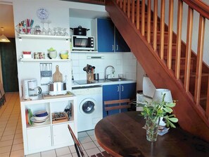Refrigerador, microondas, parrilla de estufa y cafetera y tetera