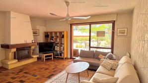 Unclassified image, 2 of 12, button - 4AMB2 - Pleasant villa with shared swimming pool (COLLIOURE)
