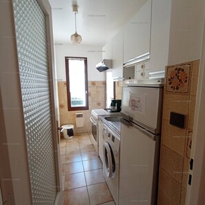 Jääkaappi, uuni, liesi, kahvin-/teenkeitin