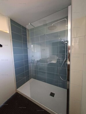Douche, séchoir à cheveux