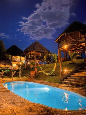 Una piscina al aire libre