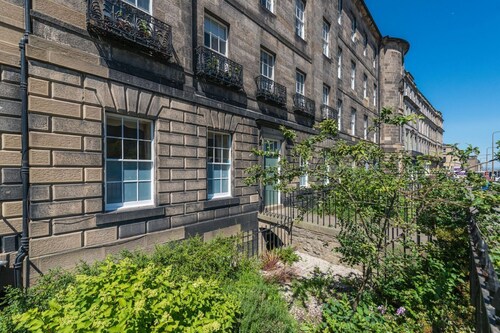 Gayfield Place Apartment- sleeps 6 guests