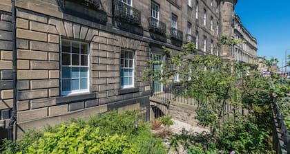 Gayfield Place Apartment- sleeps 6 guests