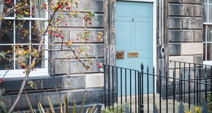 Gayfield Place Apartment- sleeps 6 guests