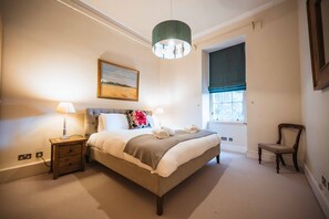 3 habitaciones, tabla de planchar con plancha, wifi y ropa de cama 