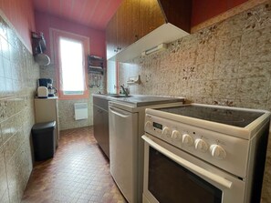 Fridge, microwave, oven, stovetop - 4PA44 - Air-conditioned apartment with swimming pool and parking (COLLIOURE)