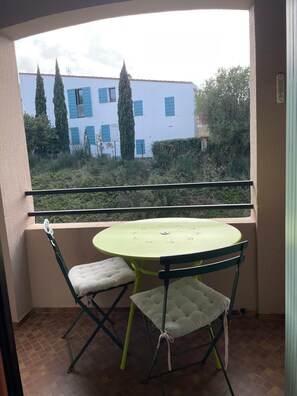 Outdoor dining - 4PA44 - Air-conditioned apartment with swimming pool and parking (COLLIOURE)